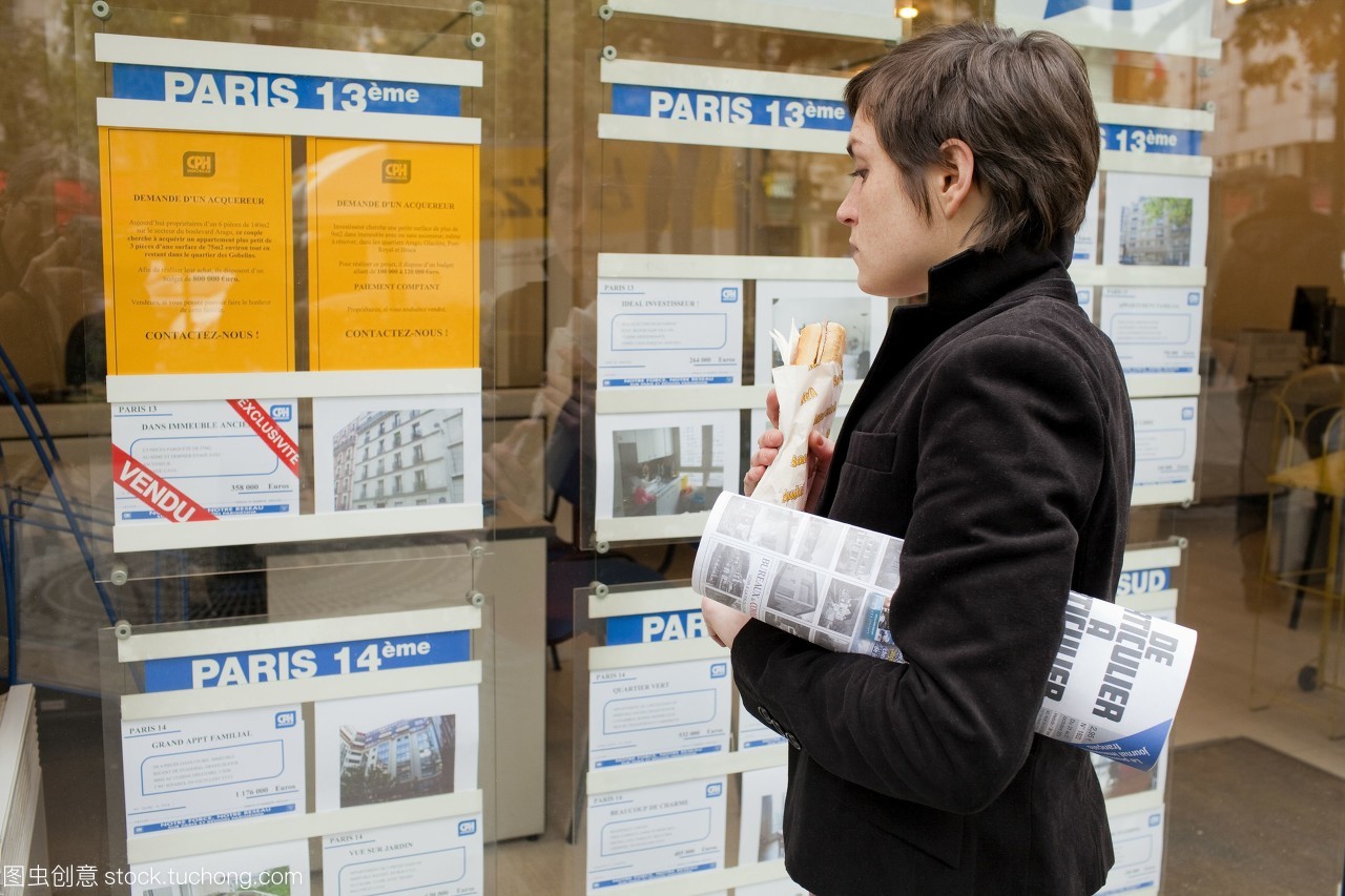 巴黎的房地产经纪人面前的年轻女子